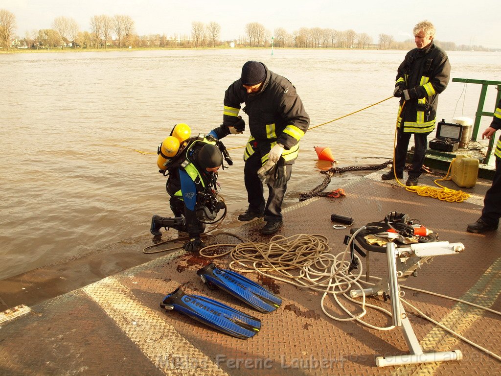 Bergung PKW im Rhein Hitdorfer Fähre P189701.JPG